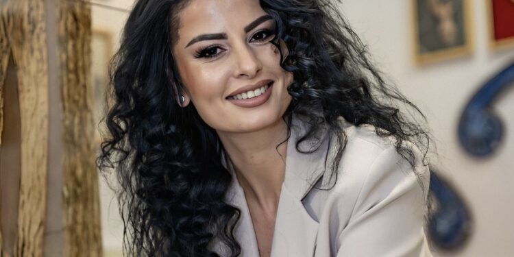 Sokol Gjoni: Poezia e Klodiana Çobos, dëshmi e pjekurisë së vonuar të dashurisë