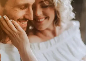 Pse gratë mbi të 40-tat po zgjedhin partnerë më të rinj se vetja?