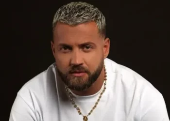 Nga sfida në lot: Luizi nuk i mban emocionet gjatë këngës së Shpat Kasapit në BBVA