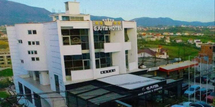 Tiranë/ 18-vjeçarja e plagosur me armë përfundon në spital, dy të arrestuar, tre në kërkim – mes tyre i dashuri (EMRAT)
