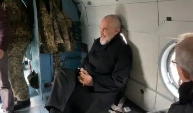 Juglindja e Shqipërisë e izoluar/ Rama gjen zgjidhjen për të shkuar në Korçë, fluturon me helikopter