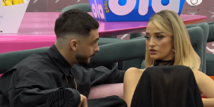 E puthi në buzë pa paralajmërim, Selin shpërthen ndaj Gimbos: “O idiot