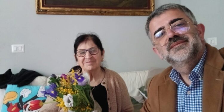 Momente që prekin zemrën/Eduart Ndocaj uron nënën e tij për 8 Mars me fjalë plot dashuri dhe mirënjohje