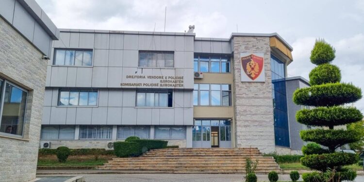 Skandal në Gjirokastër: Polici përdor makinën e shtetit për të rregulluar makinën personale