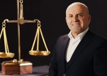 Axhami: Të hiqet imuniteti i politikanëve dhe të nisë vettingu për të gjithë zyrtarët e lartë