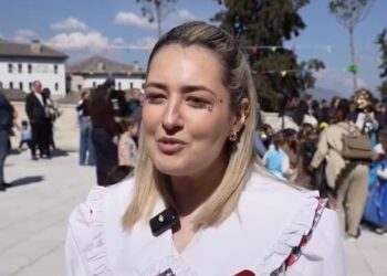 Paradë karnavalesh në qytetin e gurtë, fëmijë dhe të rinj gjallërojnë Gjirokastrën