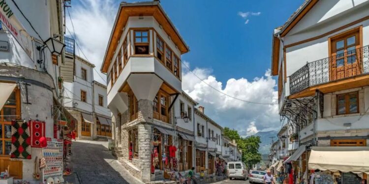 Gjirokastra e UNESCO-s pa tualete publike, turizëm pa standarde bazë (VIDEO)