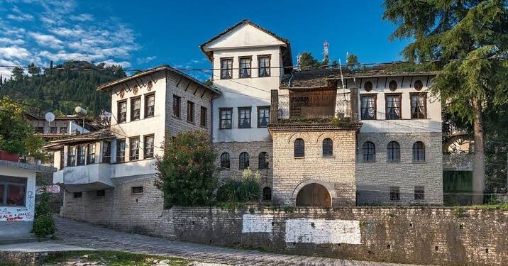 Ekspozita e librave të ndaluar ringjall kujtesën historike në Muzeun e Luftës së Ftohtë në Gjirokastër