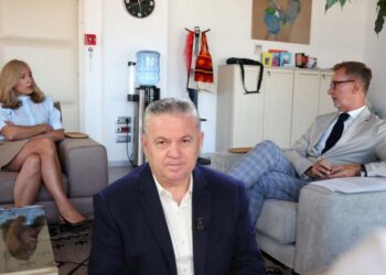 “Tregon shalët te perëndimorët”, Murrizi shpërthen ndaj kryetares së KLP-së: Nuk ka minimumin e etikës!