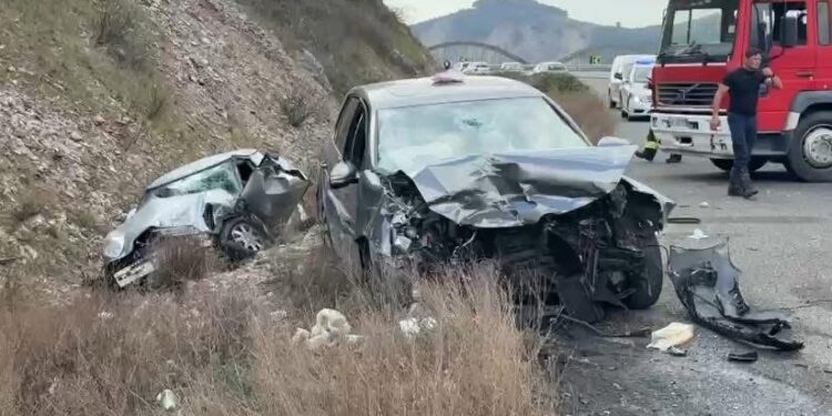 Aksident i rëndë në Rrugën e Kombit, plagosen 4 persona