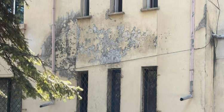 Skandal në spitalin e Korçës: Denoncime për degradim, mungesë kushtesh dhe abuzime