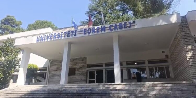 Klanet familjare dhe provimet me pagesë? Tronditet universiteti “Eqrem Çabej”