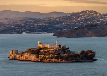 Trump kërkon 152 milionë dollarë për të rihapur burgun famëkeq të Alcatraz-it