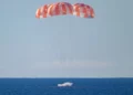 Artemis II kthehet në Tokë pas misionit historik përreth Hënës, momenti kur 4 astronautët ulen me parashutë në oqean