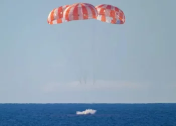 Artemis II kthehet në Tokë pas misionit historik përreth Hënës, momenti kur 4 astronautët ulen me parashutë në oqean