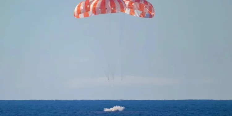 Artemis II kthehet në Tokë pas misionit historik përreth Hënës, momenti kur 4 astronautët ulen me parashutë në oqean