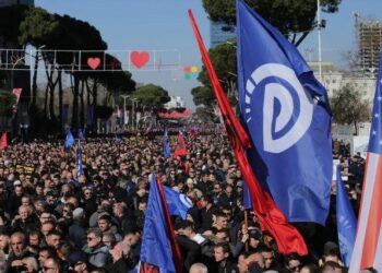 OPOZITA I RIKTHEHET SHESHIT/ Çfarë pritet të ndodhë sot pasdite para Kryeministrisë? Masat e policisë dhe rrugët që do bllokohen në Tiranë