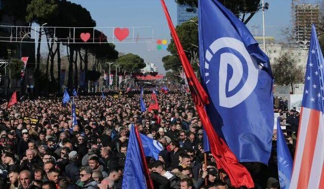 OPOZITA I RIKTHEHET SHESHIT/ Çfarë pritet të ndodhë sot pasdite para Kryeministrisë? Masat e policisë dhe rrugët që do bllokohen në Tiranë