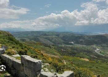 Shpërthim në Memaliaj, autorët zhduken pasi djegin makinën
