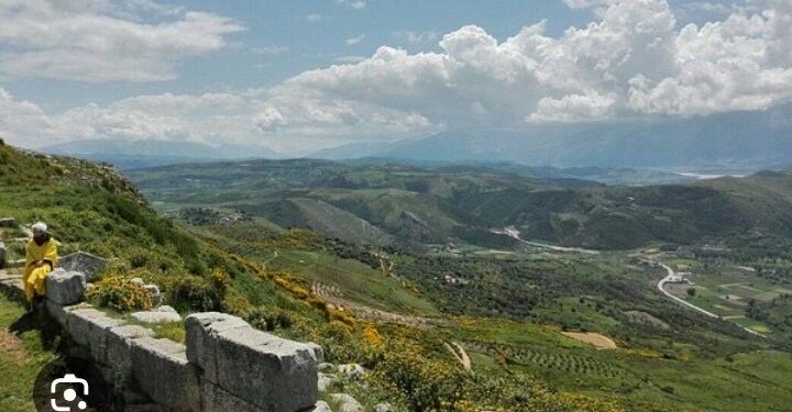 Shpërthim në Memaliaj, autorët zhduken pasi djegin makinën