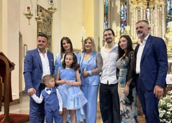 Kur besimi flet shqip: momentet prekëse nga pagëzimi i nipit të Eduart Ndocajt në Milano