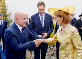 FOTO/ Shpëtim Axhami krah Princit Leka II në ceremoninë madhështore mbretërore në Rumani, mesazhe të forta për të ardhmen e Shqipërisë