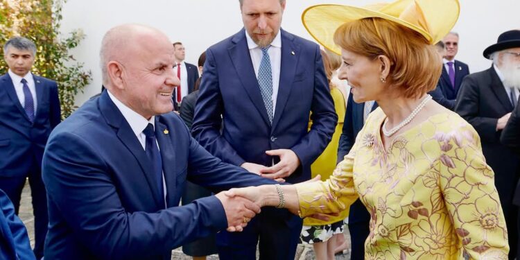 FOTO/ Shpëtim Axhami krah Princit Leka II në ceremoninë madhështore mbretërore në Rumani, mesazhe të forta për të ardhmen e Shqipërisë