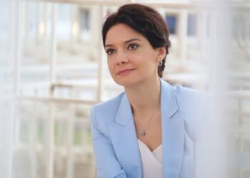 Spiropali rikthen “Zojën Shkodër”, lexohet si mesazh për bazën socialiste dhe përgjigje indirekte ndaj Ramës