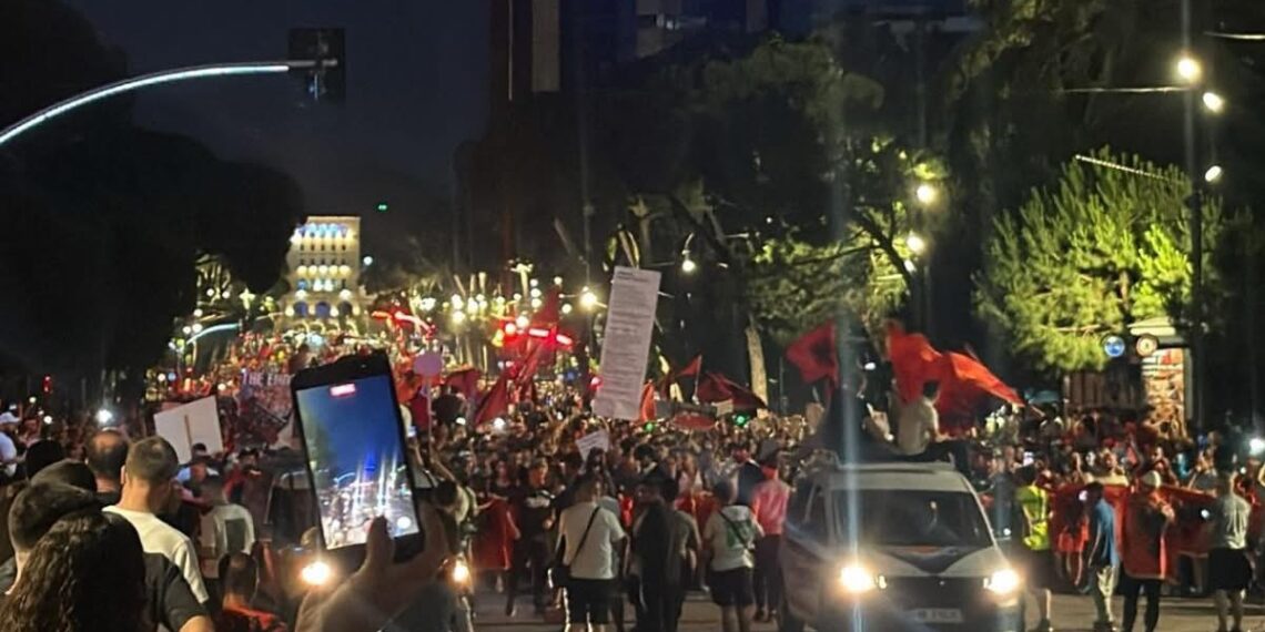 Mbyllet protesta e 14-të para Kryeministrisë, qytetarët marshojnë në rrugët e Tiranës