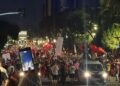Mbyllet protesta e 14-të para Kryeministrisë, qytetarët marshojnë në rrugët e Tiranës