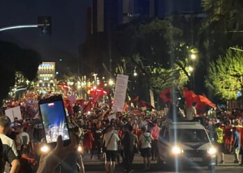 Mbyllet protesta e 14-të para Kryeministrisë, qytetarët marshojnë në rrugët e Tiranës