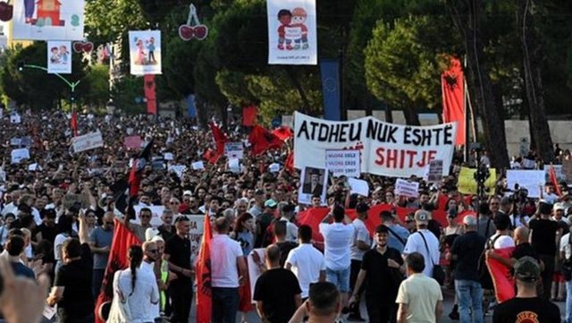 Ekspertja: Ushtritë partiake po manipulojnë algoritmin për të shuar protestën e të rinjve në rrjetet sociale