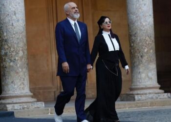Zbardhet pasuria e kryeministrit: Edi Rama deklaron 100 mijë euro të ardhura jashtë page, Linda bleu 200 mijë euro pronë