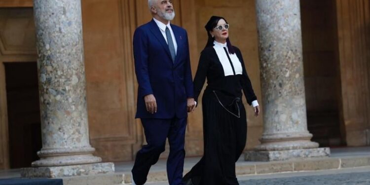 Zbardhet pasuria e kryeministrit: Edi Rama deklaron 100 mijë euro të ardhura jashtë page, Linda bleu 200 mijë euro pronë