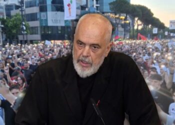 Rama sulmon mediat ndërkombëtare dhe minimizon protestën: Vetëm 2 mijë pjesëmarrës, Shqipëria është nën histeri dixhitale