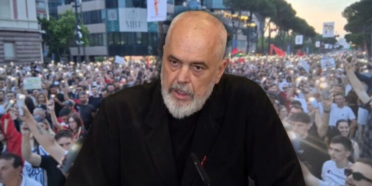 Rama sulmon mediat ndërkombëtare dhe minimizon protestën: Vetëm 2 mijë pjesëmarrës, Shqipëria është nën histeri dixhitale
