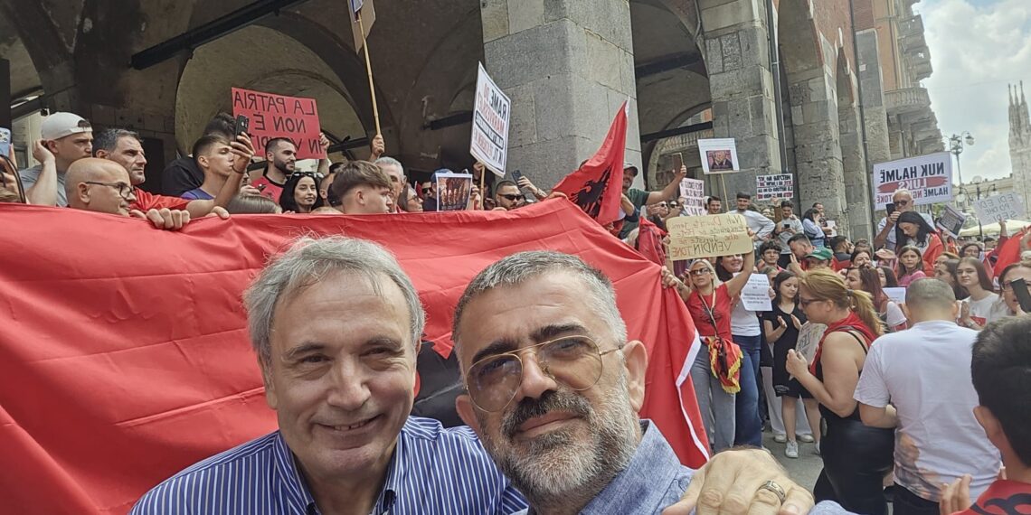 Eduart Ndocaj i bashkohet protestës së shqiptarëve në Milano për çështjen e Zvërnecit