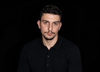Geraldo Rexhvelaj, mjeku i së ardhmes: Student i shkëlqyer, aktivist, studiues dhe poet që po frymëzon një brez të ri