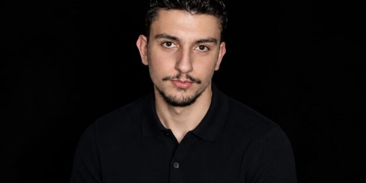 Geraldo Rexhvelaj, mjeku i së ardhmes: Student i shkëlqyer, aktivist, studiues dhe poet që po frymëzon një brez të ri