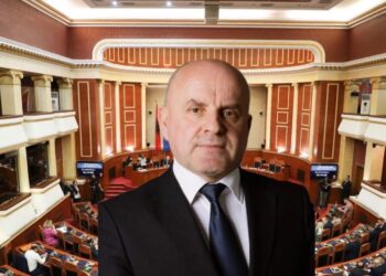“LËRENI SERVILIZMIN!”/ Axhami shpërthen ndaj deputetëve: Mos e ktheni Kuvendin në noter të pushtetit, shteti dhe kombi mbi partinë!