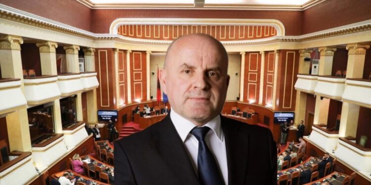 “LËRENI SERVILIZMIN!”/ Axhami shpërthen ndaj deputetëve: Mos e ktheni Kuvendin në noter të pushtetit, shteti dhe kombi mbi partinë!